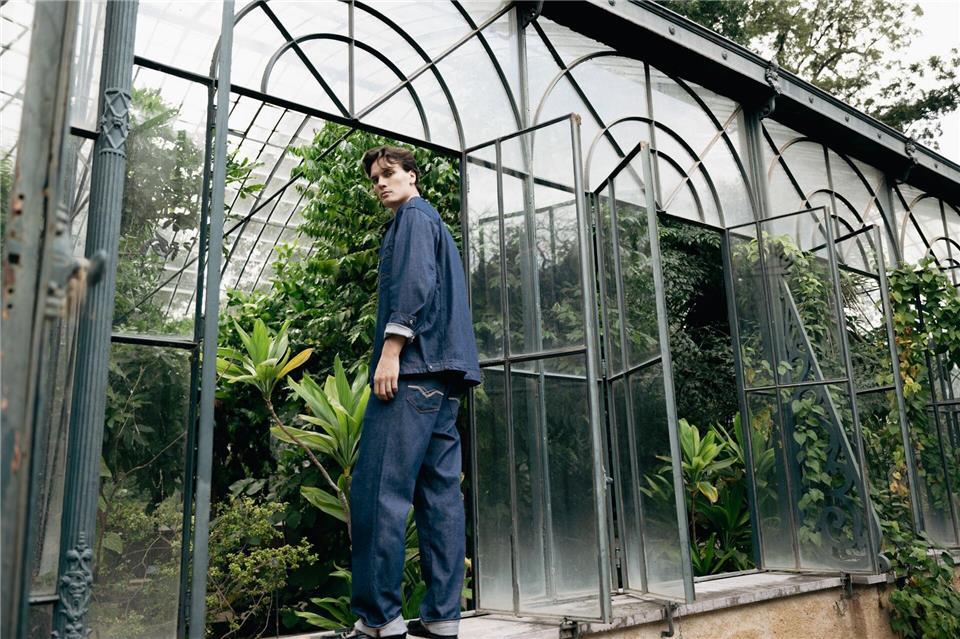 Auf zur Arbeit - oder in den Club? Stücke mit Workwear-Elementen machen sich auch gut nach Feierabend. Hier ein Beispiel mit Carpenter-Jeans von Replay (Jeanshemd ca. 169 Euro, Jeans ca. 159 Euro).Replay/dpa-tmn