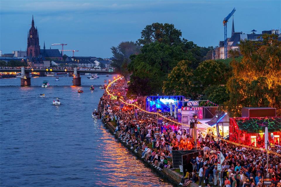 Auf zwölf Bühnen wird in diesem Jahr auf dem Museumsuferfest gefeiert werden. (Archivbild)Andreas Arnold/dpa