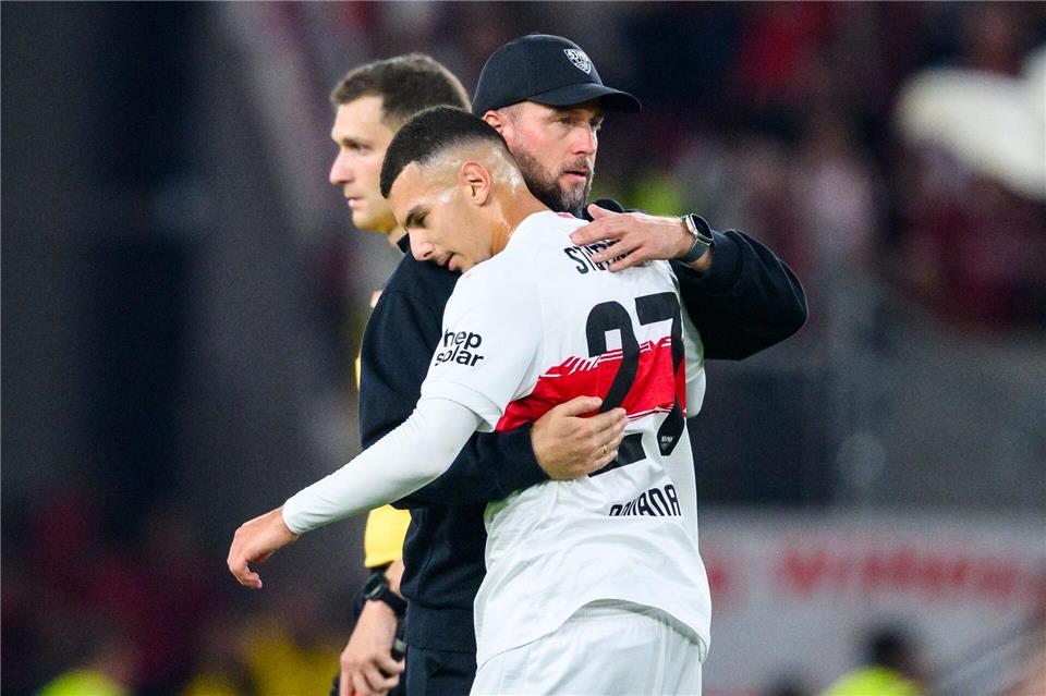 Aufatmen in Stuttgart: Sebastian Hoeneß nimmt Badredine Bouanani in den Arm.Tom Weller/dpa