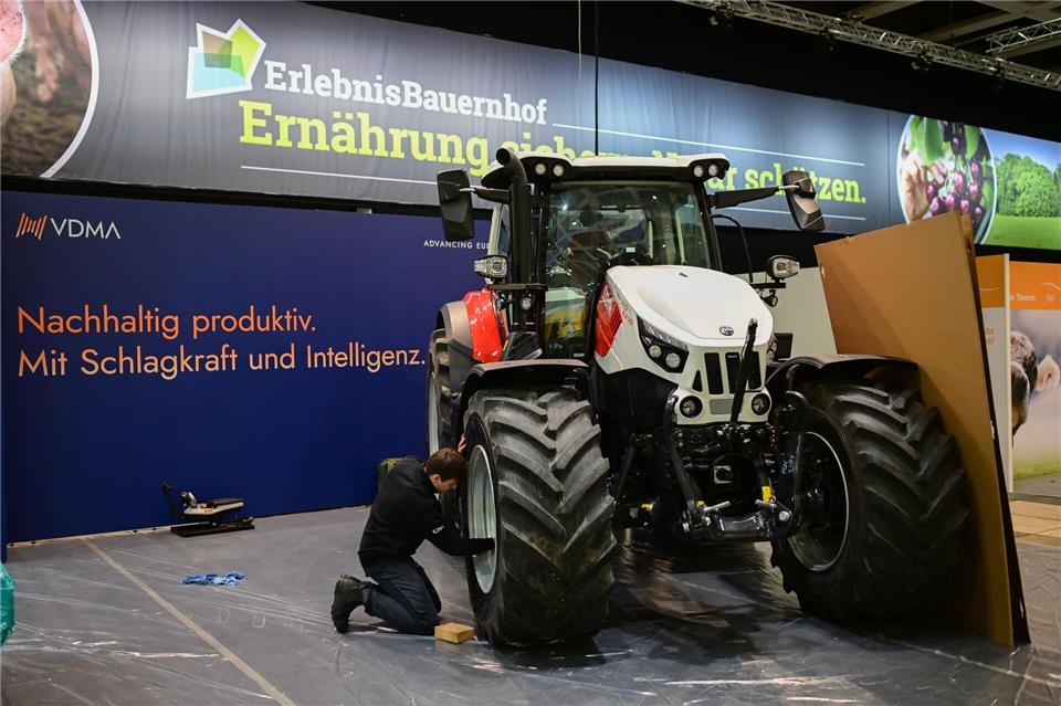 Aufbauarbeiten für die Grüne Woche.Sebastian Christoph Gollnow/dpa