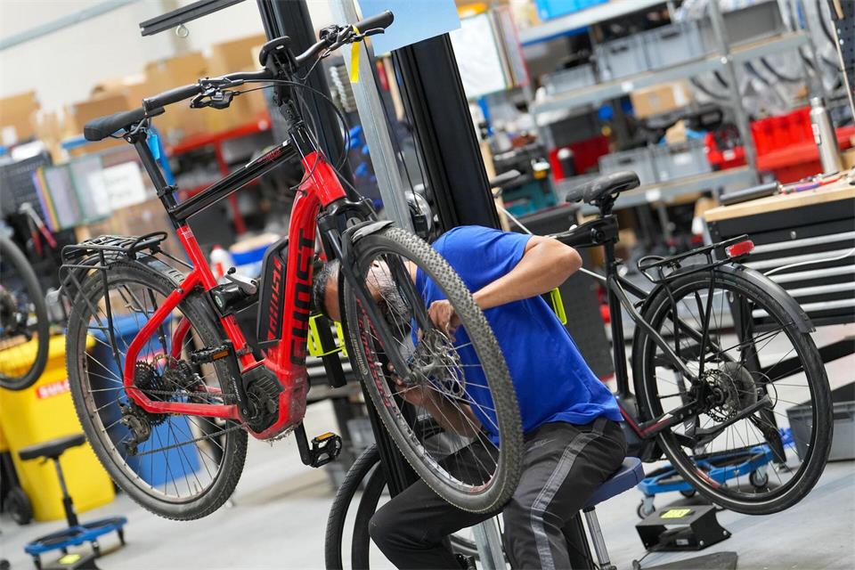 Aufbereitung: Bevor ein Refurbished-Bike in den Verkauf darf, werden auch bestimmte Verschleißteile ersetzt.Kirsten Neumann/dpa-tmn