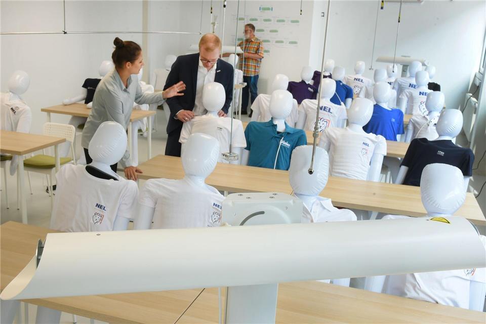 Aufblasbare Puppen statt Schüler: In einem Labor in Leipzig wird derzeit untersucht, ob und wie UV-C-Strahlung die Belastung von Krankheitserregern verringern kann.Waltraud Grubitzsch/dpa