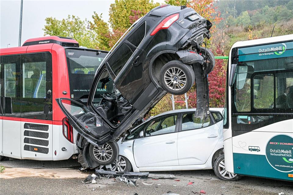 Aufeinander geschoben hat ein Bus zwei andere Autos. Jason Tschepljakow/dpa