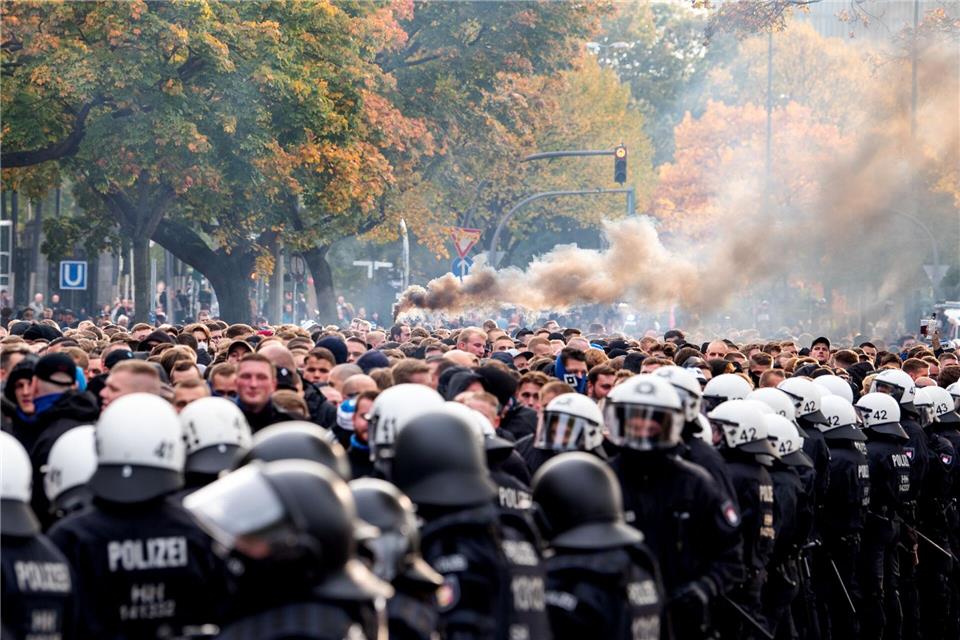 Aufeinandertreffen von Polizei und Fans bei einem Fußballspiel (Archivbild) Daniel Bockwoldt/dpa