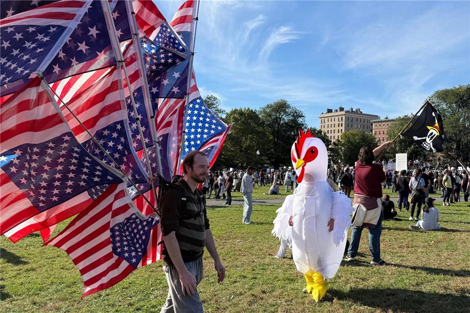 „No Kings“: Wieder Massenproteste gegen Trump in den USA Auffällig in vielen Städten, wie hier in Boston: aufblasbare Kostüme.Franziska Spiecker/dpa