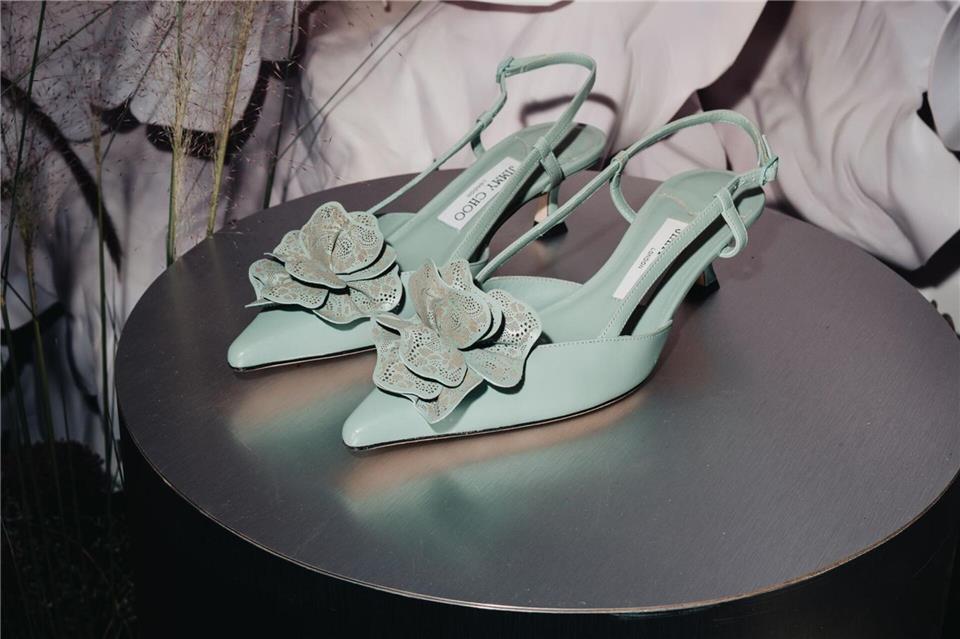 Auffällig und sommerlich: Schuhe mit 3D-Blütenapplikation. Hier ein blumiges Beispiel von Jimmy Choo (ca. 895 Euro).Lucas Possiede/Jimmy Choo/dpa-tmn