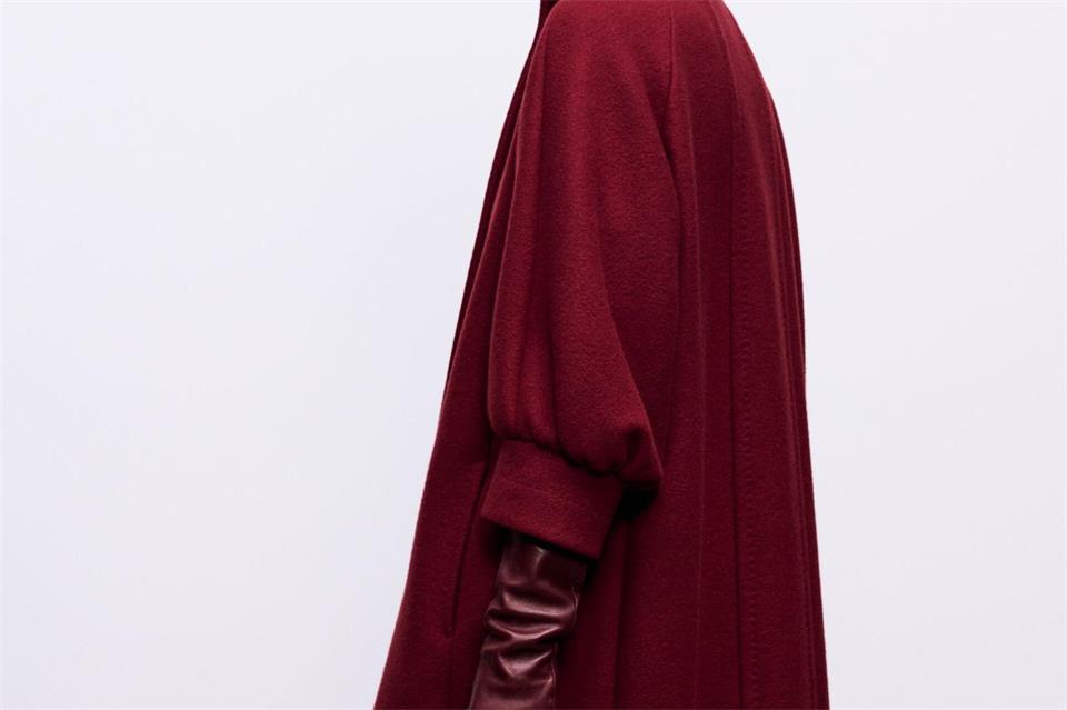 Auffällige Schnitte statt zurückhaltende Warmhalteoptik: Die Hochphase der Daunenmäntel ist vorbei. Hier ein Exemplar mit extravaganten Ärmeln von Max Mara (Mantel ca. 3.229 Euro, Tasche ca. 1.465 Euro).Max Mara/dpa-tmn