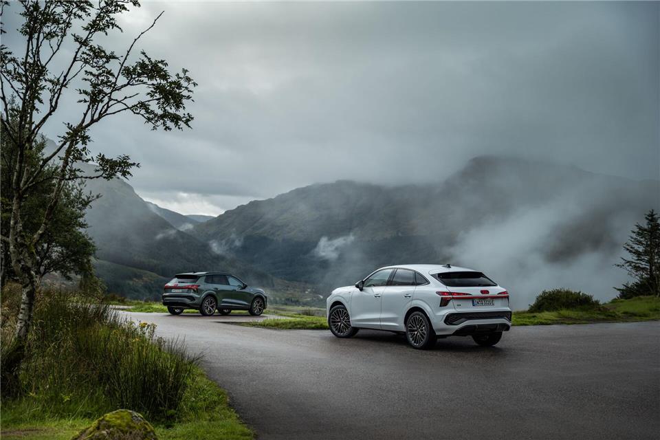 Aufgefrischter Doppelpack: Den überarbeiteten Q3 fährt Audi als Steilheck und Fließheck Sportback (rechts) vor.Audi AG/dpa-tmn