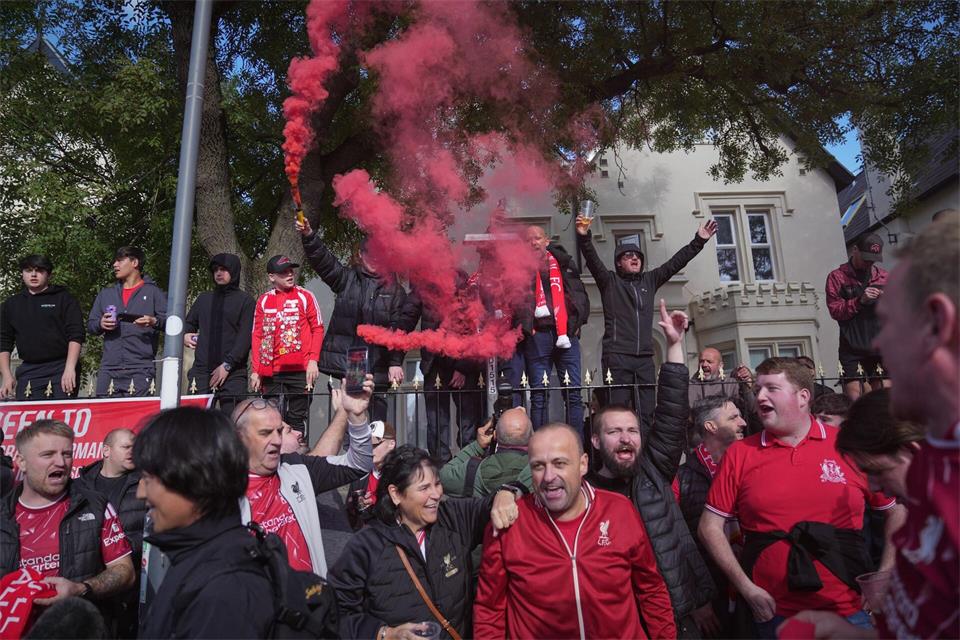 Aufgeheizte Stimmung: Fans des FC Liverpool vor dem Spiel gegen Manchester City.Jon Super/AP/dpa