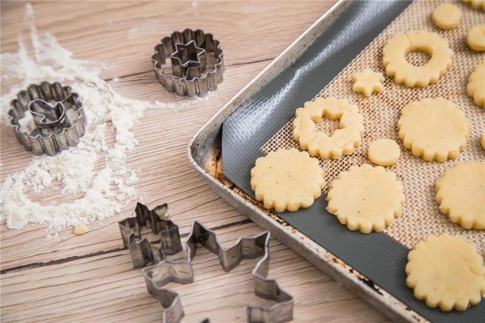 Aufgepasst in der Weihnachtsbäckerei: PFAS-haltiges Backpapier kann gesundheitsschädliche Dämpfe abgeben. Alternativen wie eingefettete Bleche sind umweltfreundlicher.Christin Klose/dpa-tmn