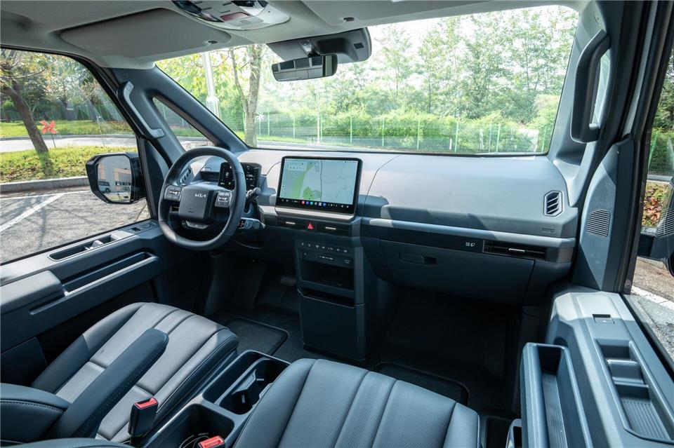 Konkurrenz für Bulli & Co. – Kias neuer E-Kleintransporter  Aufgeräumt, optisch weitgehend unauffällig und gut ausgestattet: Es gibt schlechtere Beschreibungen für den Innenraum eines Fahrzeugs.Kia/dpa-tmn