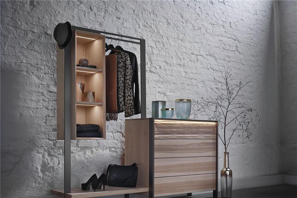 Aufgeräumt und dennoch alles griffbereit - eine Kombination aus Kleiderstange und Schubladen macht es möglich.Thielemeyer/DGM/dpa-tmn