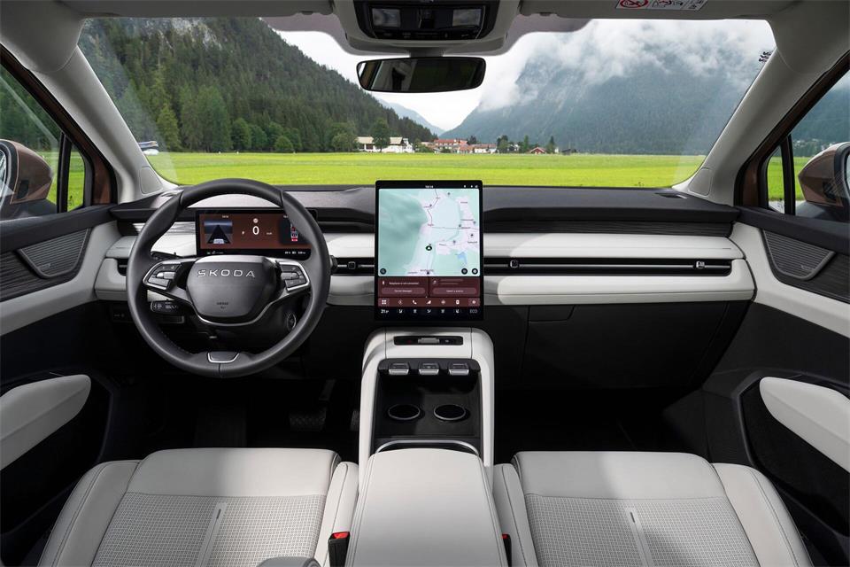 Aufgeräumt und modern: Es gibt aber nicht nur Bildschirme, sondern auch Schalter und Knöpfe für die Bedienung.·koda Auto/dpa-tmn