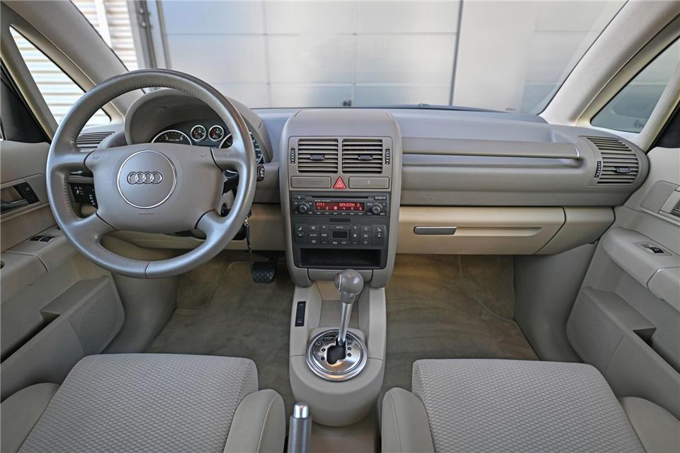 Aufgeräumt und recht gediegen: Der teure A2 ist für einen Kleinwagen gut ausstaffiert.Audi AG/dpa-tmn