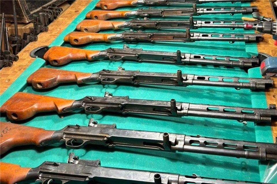 Aufgereiht liegen Maschinengewehre auf einem Tisch. (Archivbild)Polizei Wuppertal/dpa