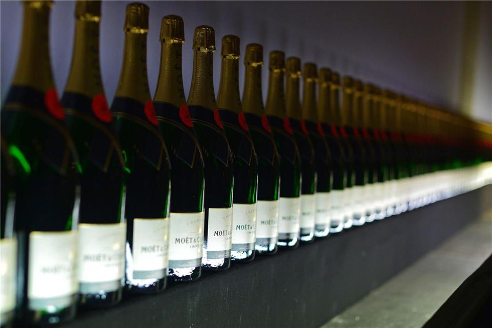 Champagnerdieb spaziert aus Supermarkt Aufgereihte Champagnerflaschen - die Marke der gestohlenen Flaschen blieb unklar. (Symbolbild)picture alliance / ZB