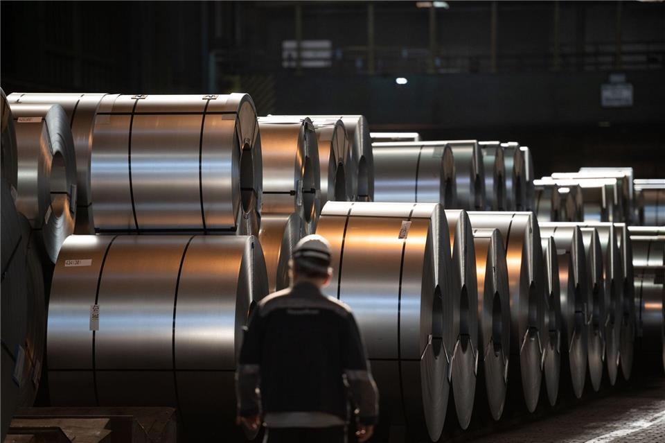Aufgerolltes Stahlblech lagert in einer Halle von Thyssenkrupp Steel in Duisburg. Bald beginnen die Verhandlungen über den Abbau von 5.000 Stellen sowie die Auslagerung von weiteren 6.000 Stellen. (Archivbild)Fabian Strauch/dpa
