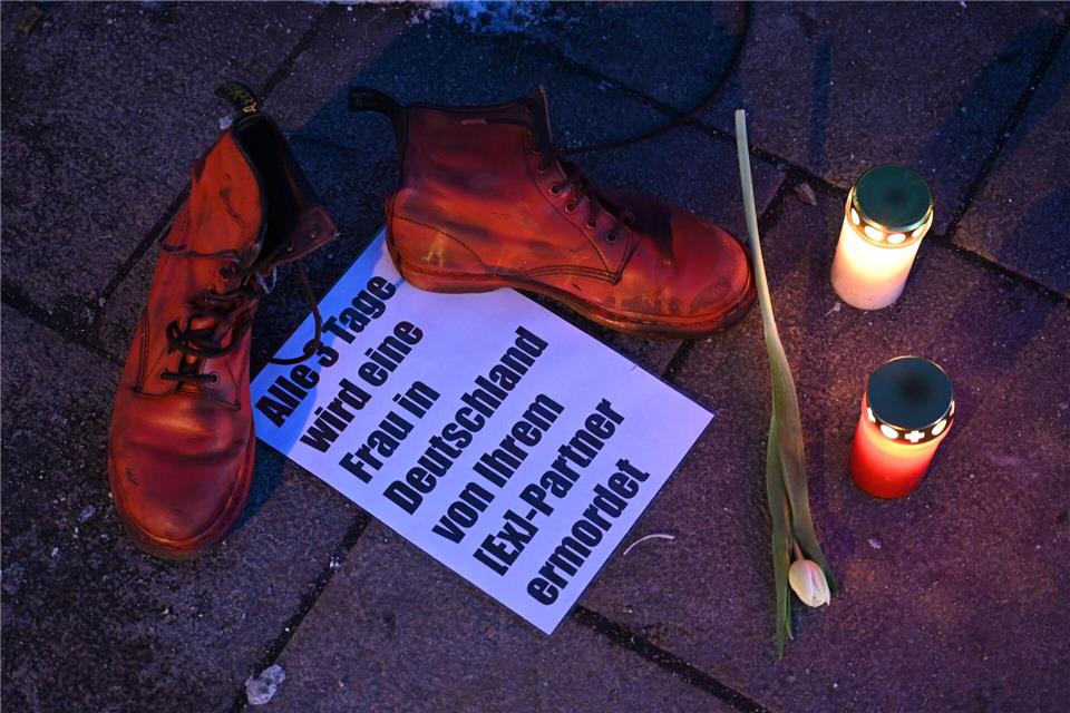 Aufgerufen zu der Kundgebung hatte das Anti-Feminizid-Netzwerk Hamburg. Daniel Bockwoldt/dpa