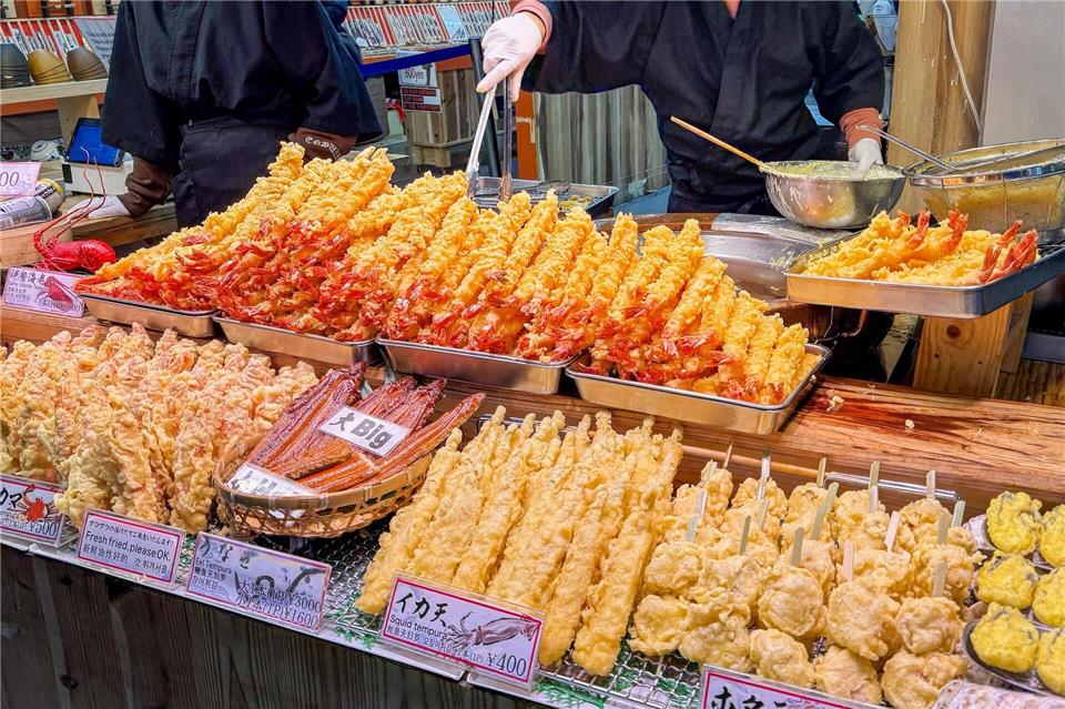 Aufgespießt und feilgeboten: Streetfood auf dem Kuromon Ichiba Market in Osaka.Ralf Johnen/dpa-tmn