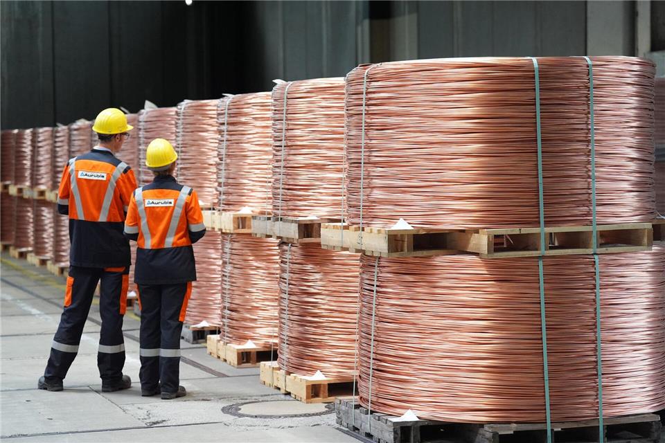 Aufgewickelte Kupferdrähte, sogenannte Coils, liegen im Hamburger Aurubis-Werk. (Archivbild) Marcus Brandt/dpa