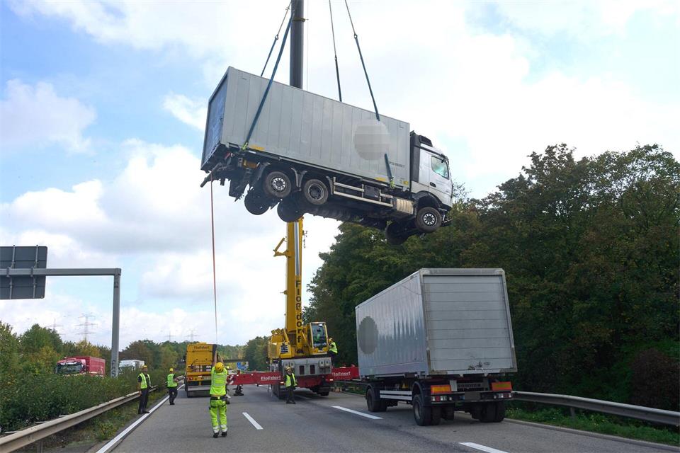 Aufgrund der Bergungsarbeiten wurde die A 61 für mehrere Stunden gesperrt.Thomas Frey/dpa