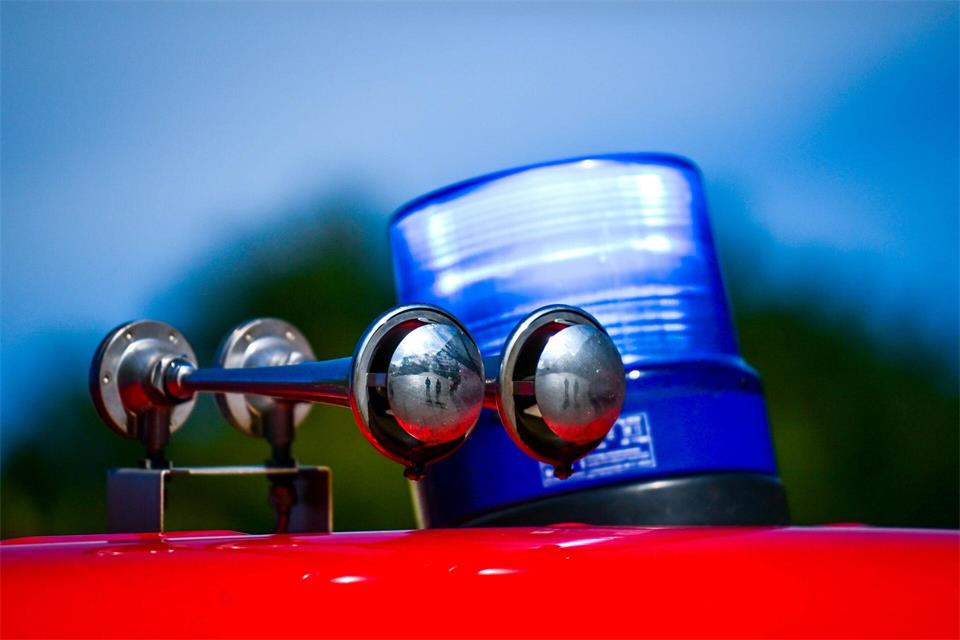 Aufgrund der Löscharbeiten eines Brandes in Waren (Müritz) ist die B192 in dem Bereich gesperrt - der Verkehr wird umgeleitet. (Symbolbild)Sina Schuldt/dpa