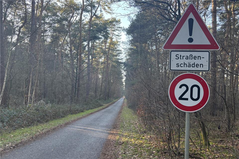 Aufgrund der Straßenschäden am Wirtschaftsweg „Waterberg“ wurden Hinweisschilder aufgestellt und das Tempo reduziert.