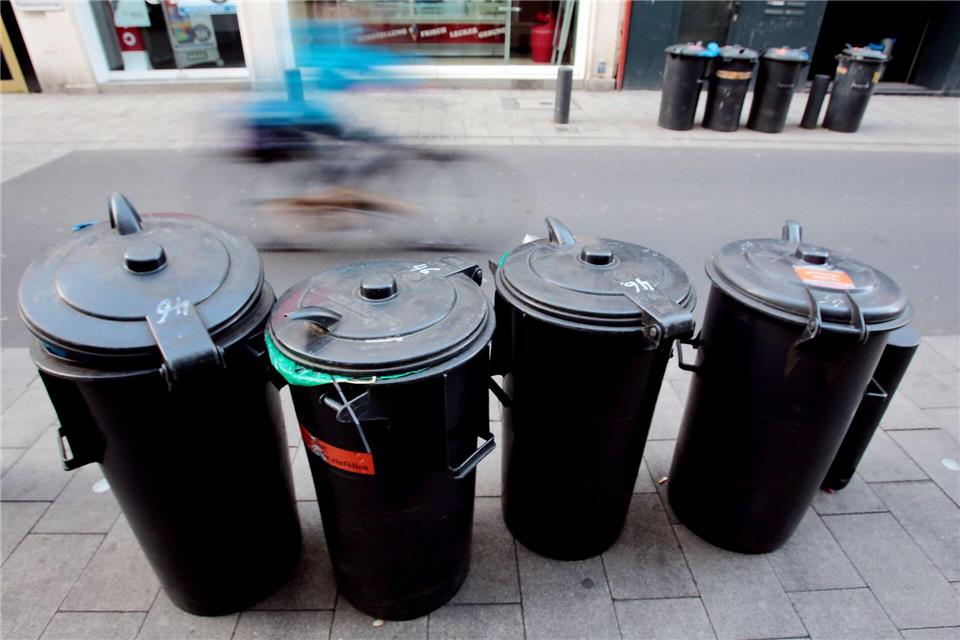 Aufgrund der Vielzahl an Bränden in Wiesbaden könnten die Mülltonnen bald knapp werden. (Symbolbild)Oliver Berg/dpa