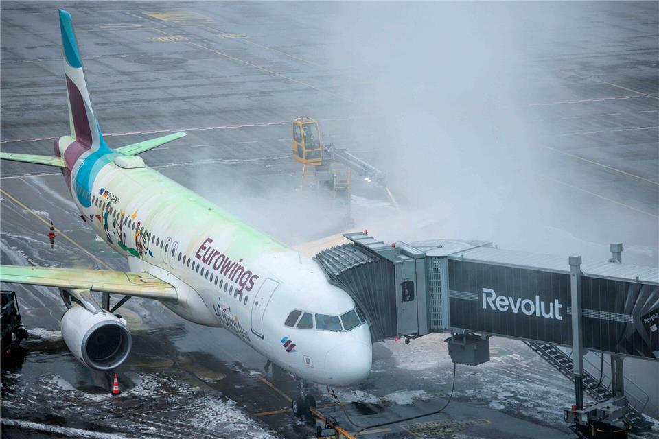 Aufgrund der Witterungen dauert das Enteisen der Maschinen derzeit noch deutlich länger als sonst.Carsten Koall/dpa