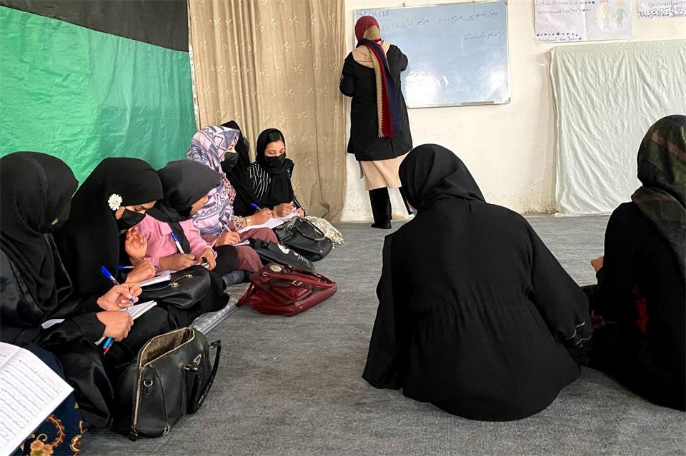 Aufgrund der geschlechtsspezifischen Verfolgung durch die islamistischen Taliban erhalten fast alle Afghaninnen einen Schutzstatus. (Archivfoto)Fariba Akbari/dpa