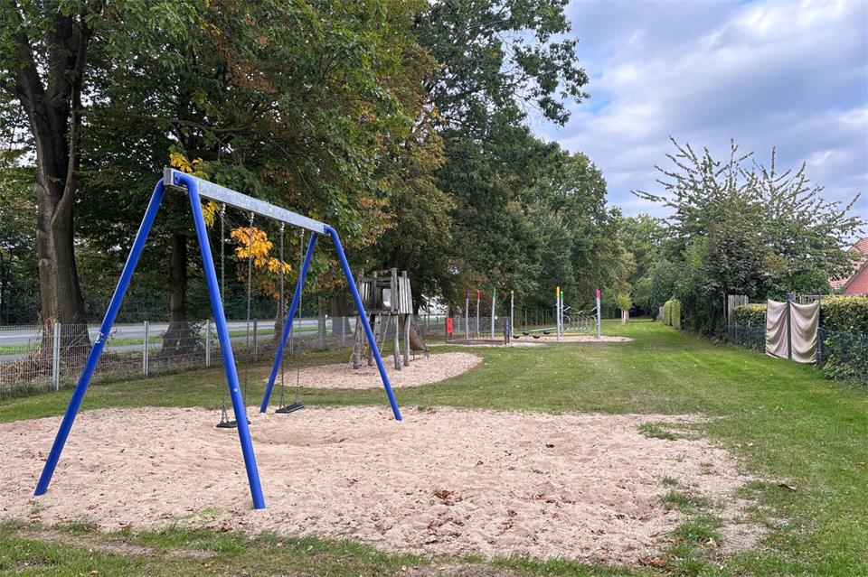 Aufgrund der hohen Bäume am Spielplatz an der Ringstraße gibt es hier meist genug Schatten. In Kürze soll hier aber der Kletterturm durch eine neuen mit Überdachung ausgetauscht werden