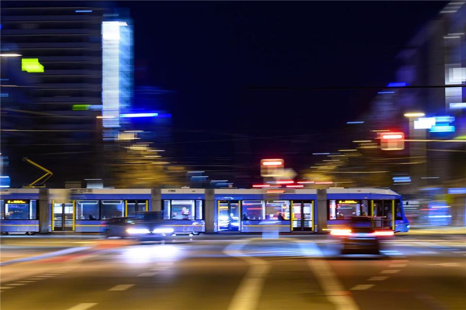 Aufgrund der hohen Spritpreise fahren mehr Menschen mit dem ÖPNV - doch die Verkehrsunternehmen können den Bedarf kaum bedienen. (Symbolbild)Hendrik Schmidt/dpa