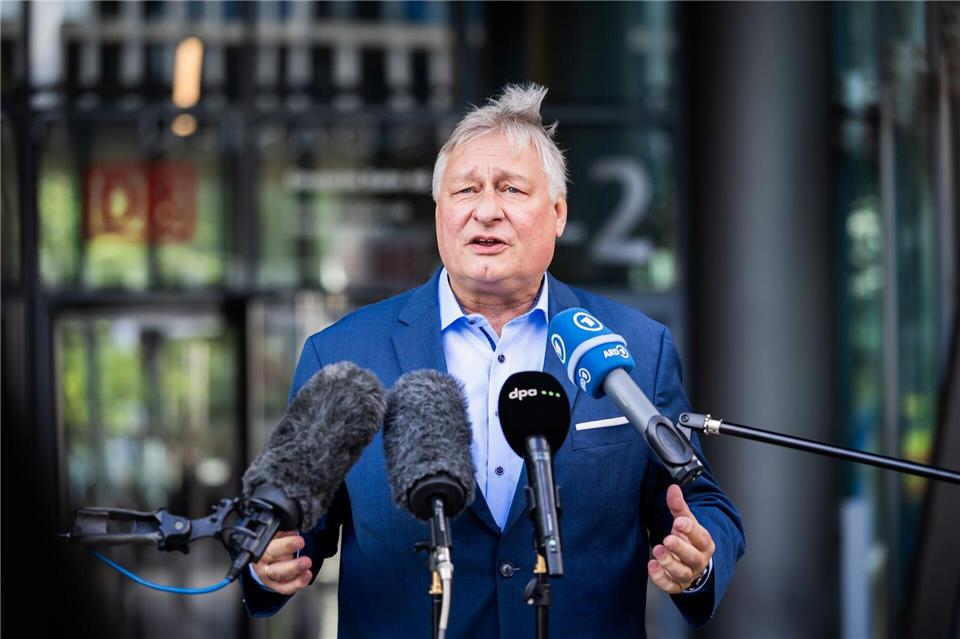 Aufgrund der hohen Spritpreise fordert EVG-Chef Burkert Rabatte bei der Deutschen Bahn. (Archivbild)Christoph Soeder/dpa