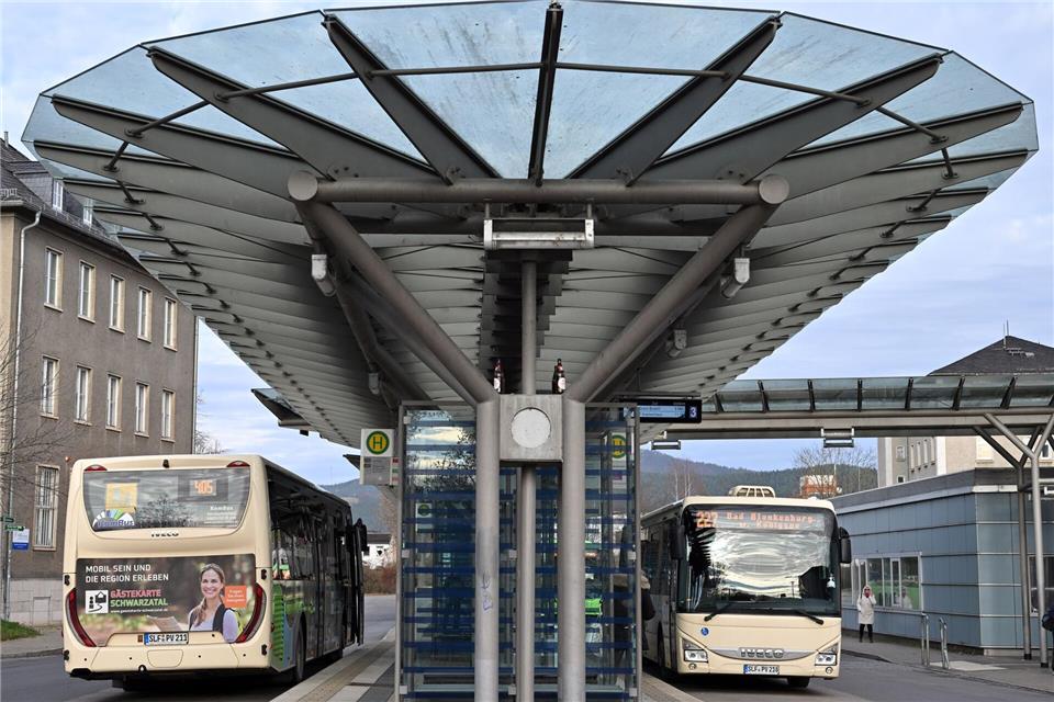 Aufgrund der immer schwierigen finanziellen Situation werden in Zukunft möglicherweise Abstriche beim Bus-Angebot in Thüringen eintreten.Martin Schutt/dpa