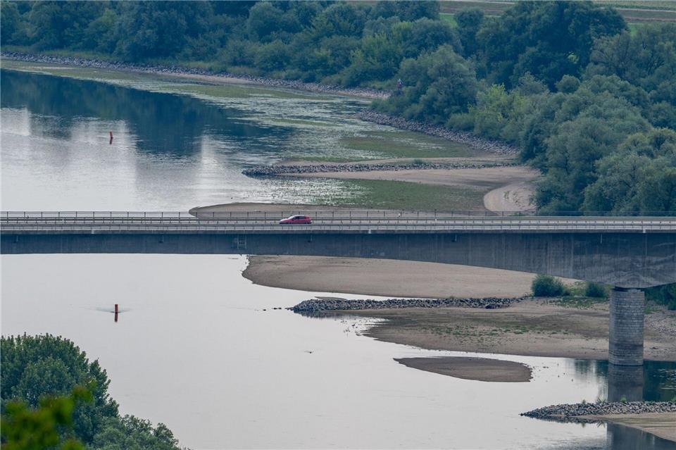 Aufgrund des Niedrigwassers sind an der Donau Sandbänke zu sehen.Armin Weigel/dpa
