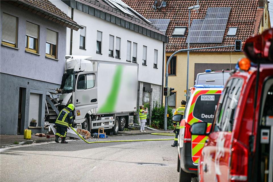 Aufgrund des schweren Unfalls wurde die Ortsdurchfahrt gesperrt.Jason Tschepljakow/dpa