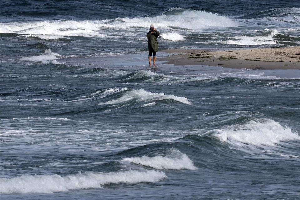 Aufgrund des stürmischen Wetters haben mehrere Reedereien in Mecklenburg-Vorpommern ihre Fährfahrten am Neujahrstag abgesagt. (Archivbild)Bernd Wüstneck/dpa