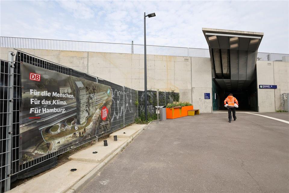 Neuer Bahnhof Altona bis 2027 - Bahn hält an Termin fest Aufgrund einer Vielzahl an Baumaßnahmen fehlen der Deutschen Bahn Fachkräfte, auch beim Bau des neuen Bahnhofs Altona.Christian Charisius/dpa