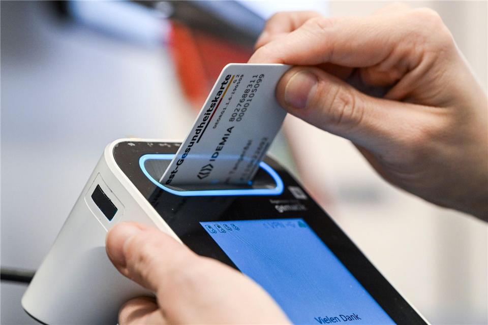 Aufgrund einer bundesweit verpflichtenden technischen Umstellung zum neuen Jahr kann es laut KV Berlin in Praxen zu längeren Wartezeiten kommen. (Archivbild)picture alliance/dpa