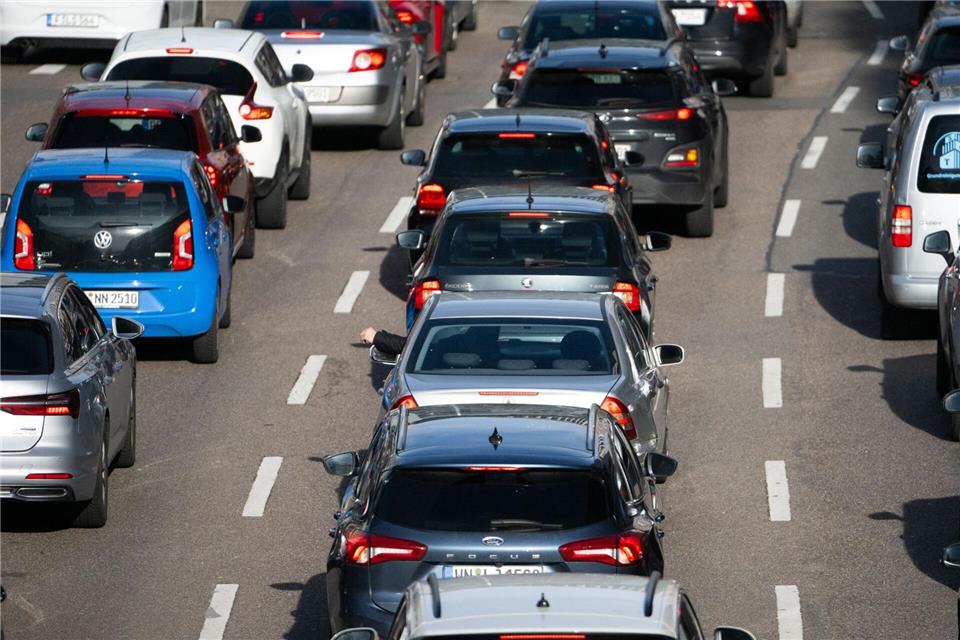 Aufgrund einer kurzzeitigen Sperrung der A659 müssen sich Autofahrer auf Umleitungen einstellen. (Symbolbild)Marijan Murat/dpa