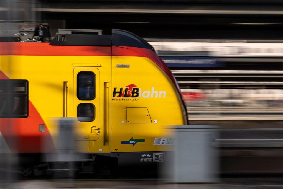Aufgrund von Bauarbeiten kommt es vom 20. Februar bis 6. März 2026 zwischen Wiesbaden Hbf und Groß-Gerau zu Zugausfällen. Die ausfallenden Züge werden durch einen Schienenersatzverkehr mit Bussen ersetzt. (Symbolbild)Hannes P Albert/dpa