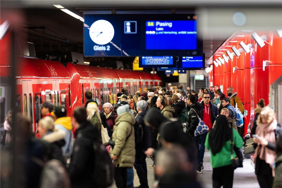 Aufgrund von Bauarbeiten kommt es zu vollen Zügen zwischen Pasing und Hauptbahnhof.Lukas Barth/dpa