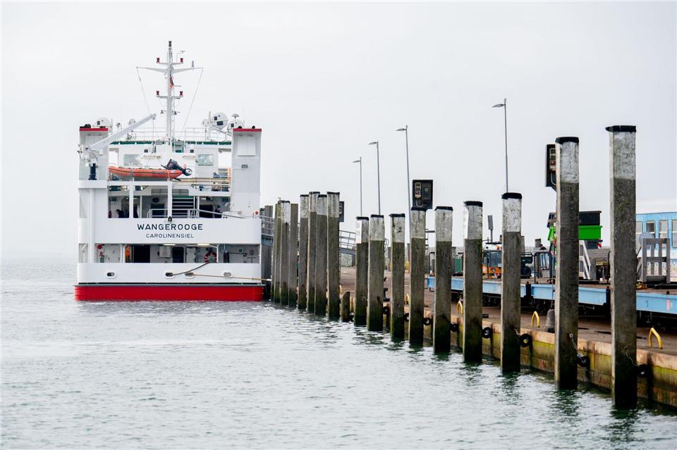 Aufgrund von Niedrigwasser und Eis fahren keine Fähren von und nach Wangerooge. (Archivbild)Hauke-Christian Dittrich/dpa