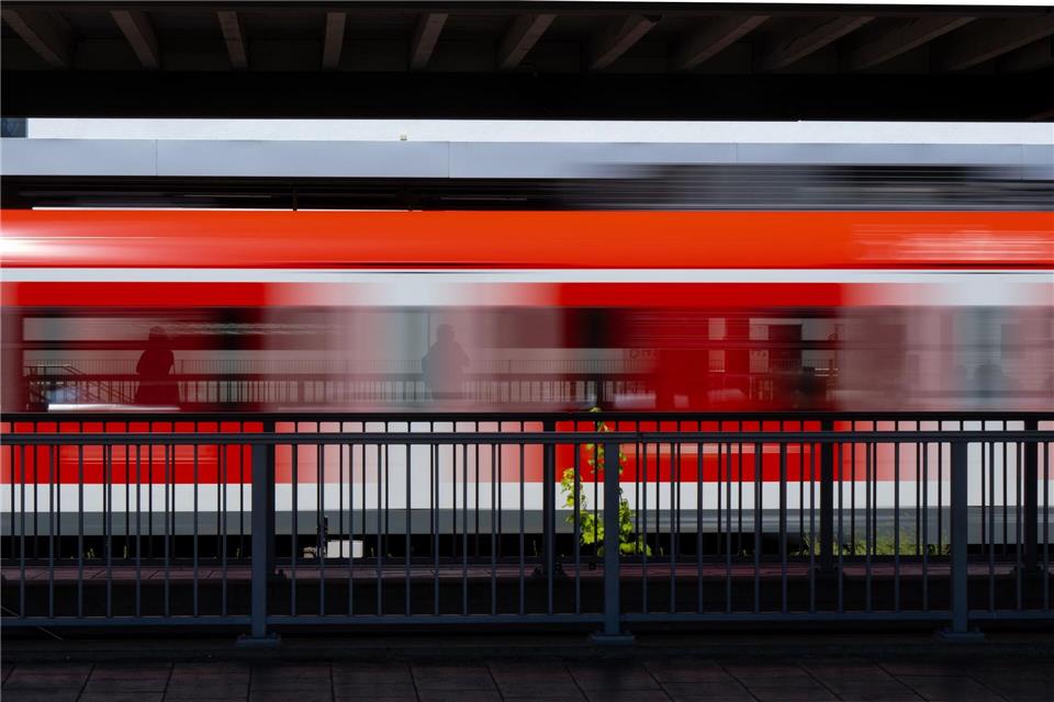 Aufgrund von Reparaturen an einer Oberleitung kommt es in München zu Einschränkungen im Regional- und S-Bahn-Verkehr. (Symbolbild)Sven Hoppe/dpa