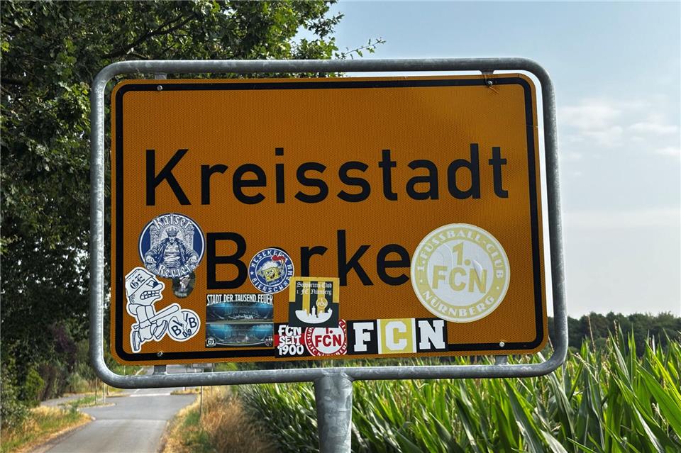 Aufkleberstadt Borken: Hier gibt es gleich eine ganze Reihe von Hinterlassenschaften am Grütlohner Weg.