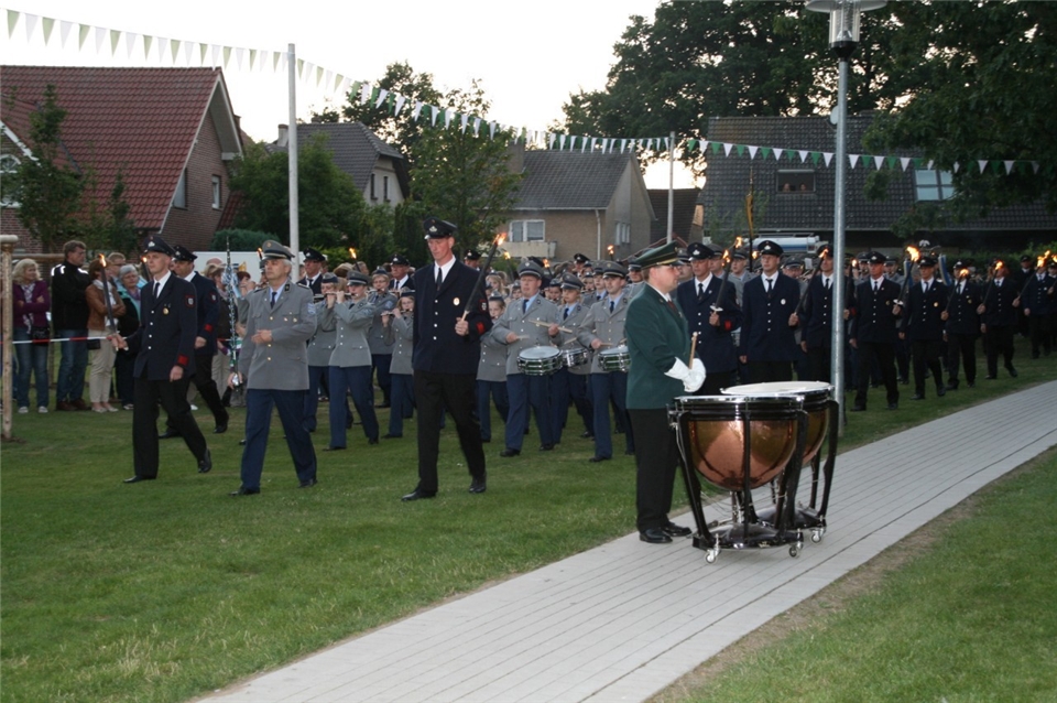 Aufmarsch zur feierlichen Kranzniederlegung.