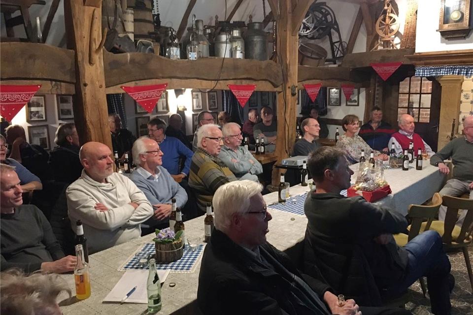 Aufmerksame Zuhörer bei der Jahreshauptversammlung des Weseker Heimatvereins.