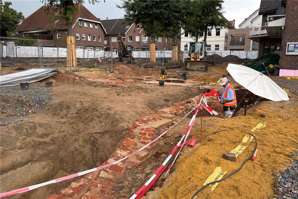 Aufnahme aus dem Sommer 2025: Bei den Grabungen wurden alte Teil der Ramsdorfer Burg freigelegt und untersucht.