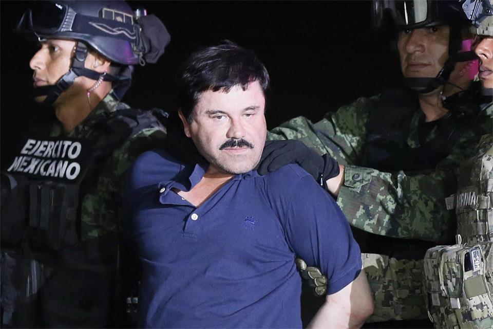 Aufnahme von 2016: Der Drogenboss Joaquin Guzman - genannt „El Chapo“ - wird von mexikanischen Soldaten zu einem Hochsicherheitsgefängnis zurückgebracht. (Archivbild)Jose Mendez/EFE/dpa