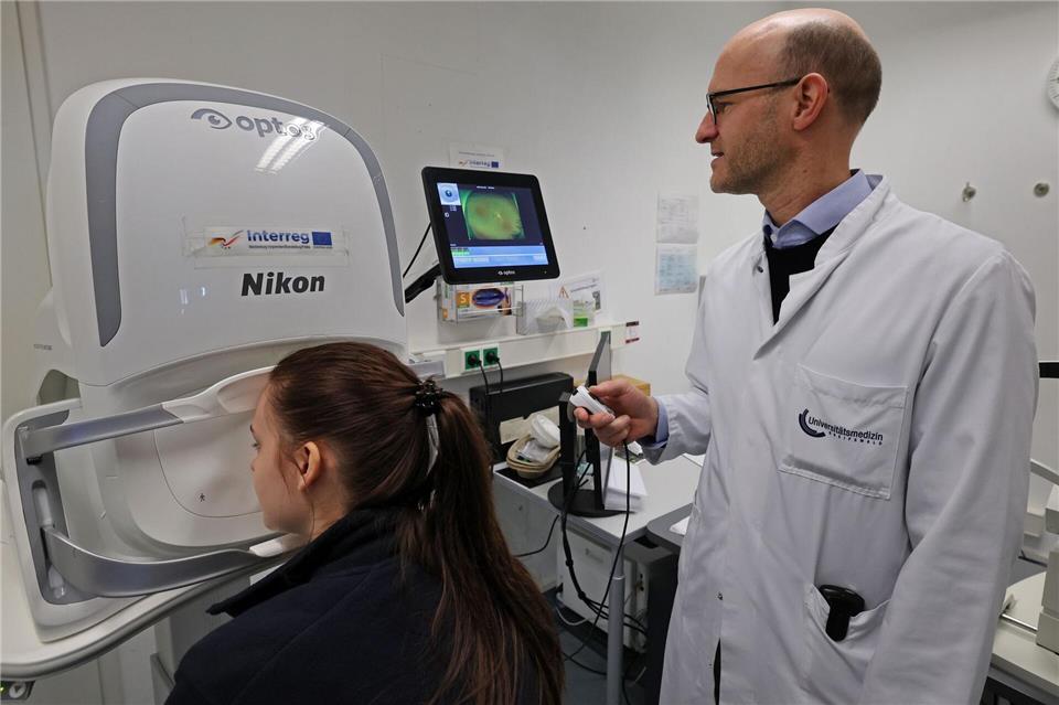 Aufnahmen der Netzhaut machen wesentlich weniger Aufwand als beispielsweise ein MRT.Bernd Wüstneck/dpa